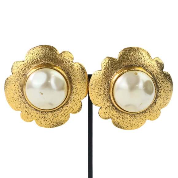 CHANEL Vintage Gold Pearl Earrings